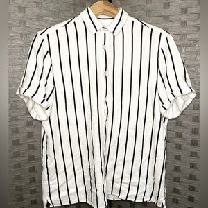 Zara pin stripe button down shirt size medium in white.
